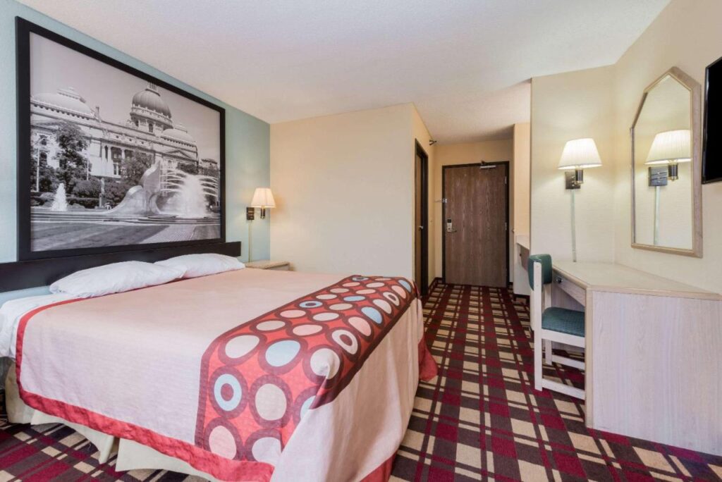 Super 8 by Wyndham Martinsville - Image 5
