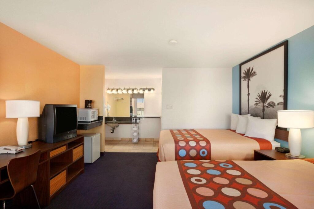 Super 8 by Wyndham Indio - Image 2