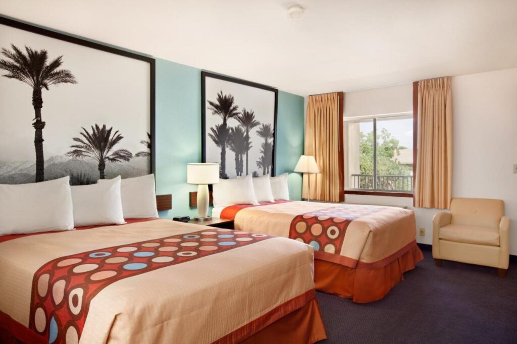 Super 8 by Wyndham Indio - Image 4