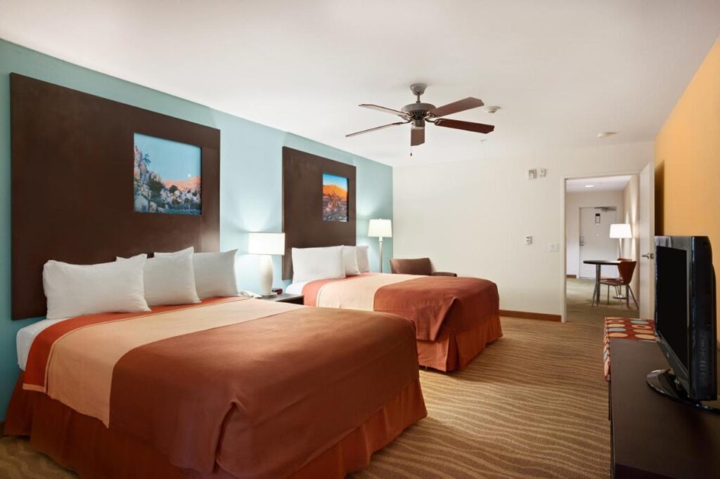 Super 8 by Wyndham Indio - Image 6