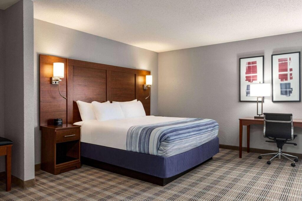 AmericInn by Wyndham Williamsburg - Image 2