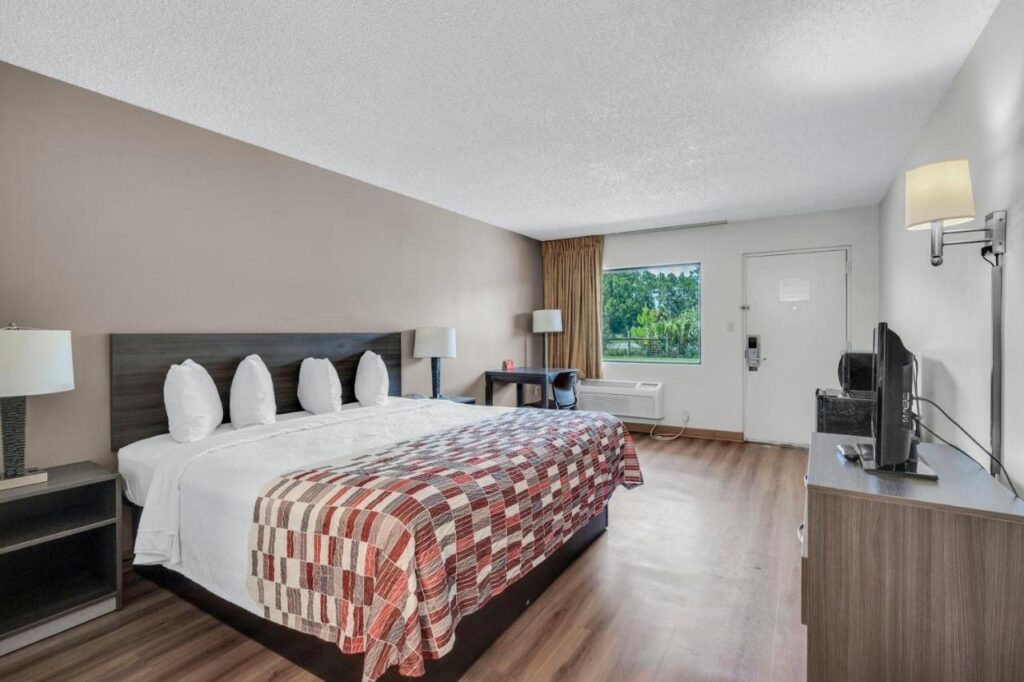 Red Roof Inn MacClenny - Image 2