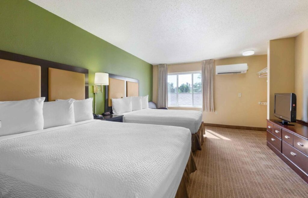 Studio 6 Suites Jacksonville Deerwood Park FL - Image 2