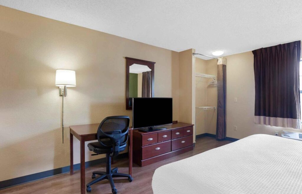 Studio 6 Suites Jacksonville Deerwood Park FL - Image 3