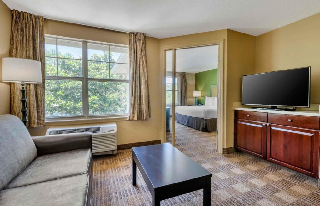Studio 6 Suites Jacksonville Deerwood Park FL - Image 4