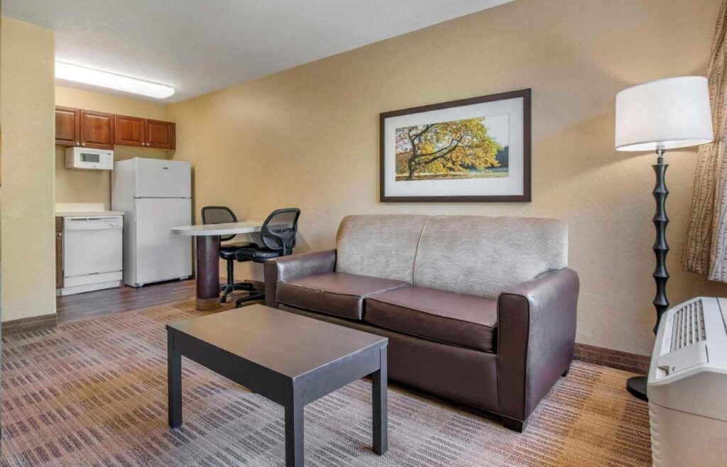 Studio 6 Suites Jacksonville Deerwood Park FL - Image 5