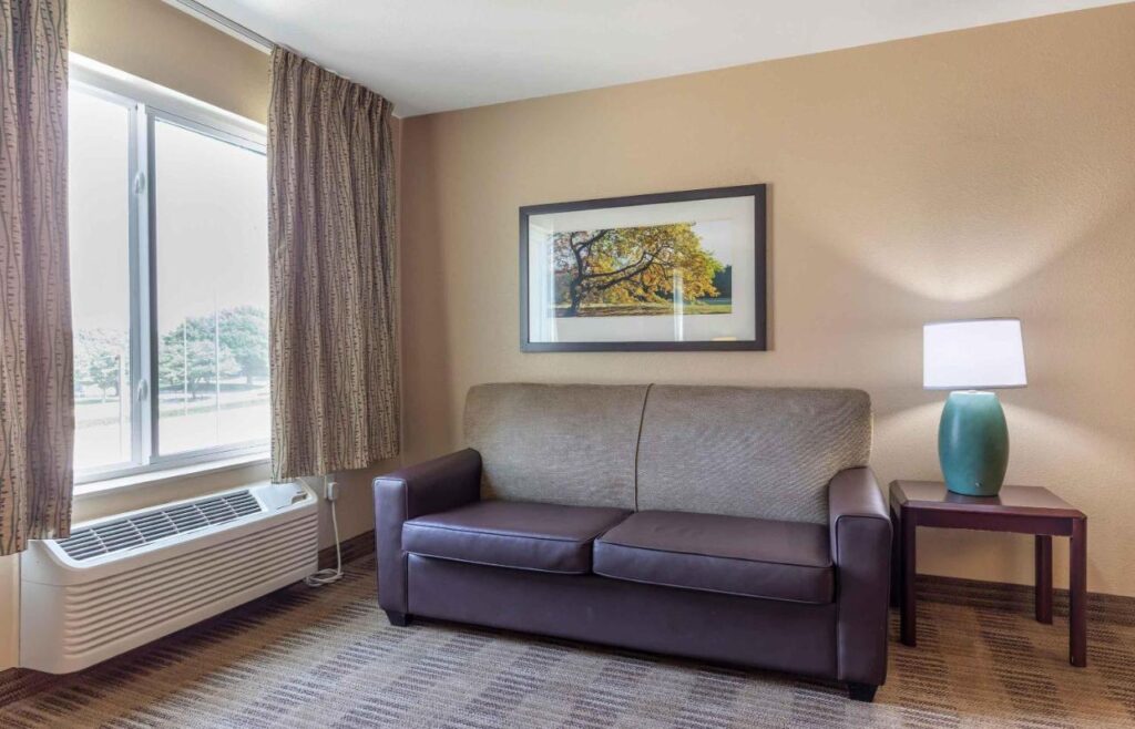 Studio 6 Suites Jacksonville Deerwood Park FL - Image 6