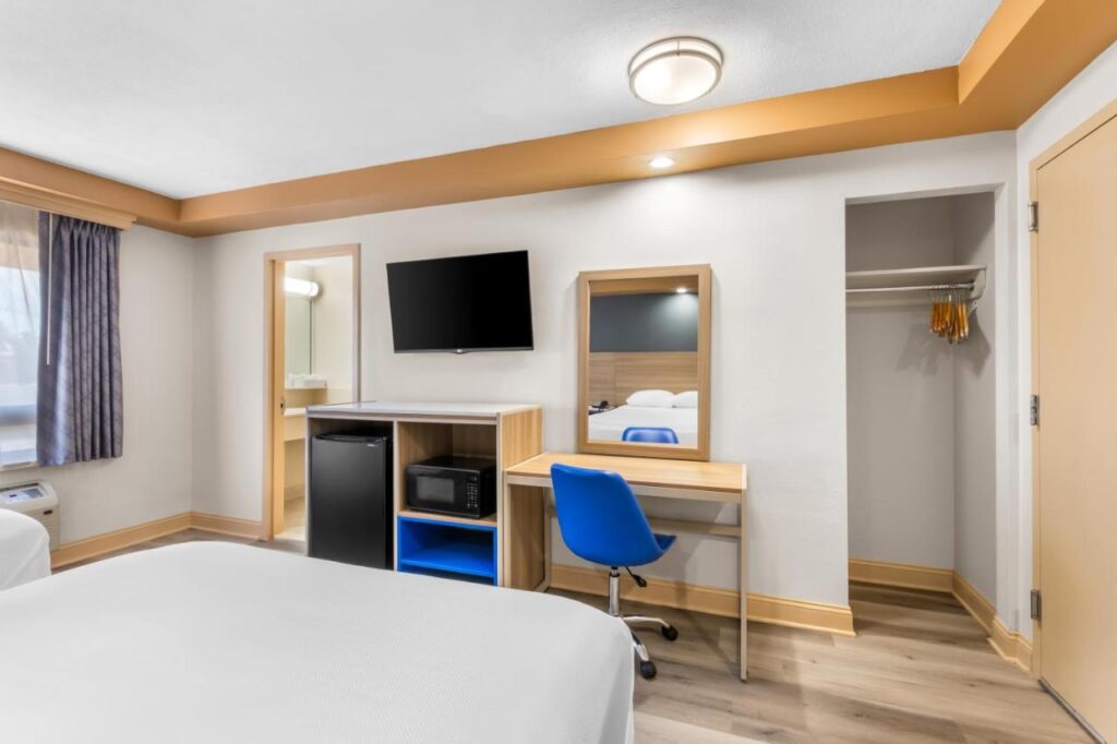 Econo Lodge Woodbridge - Image 2
