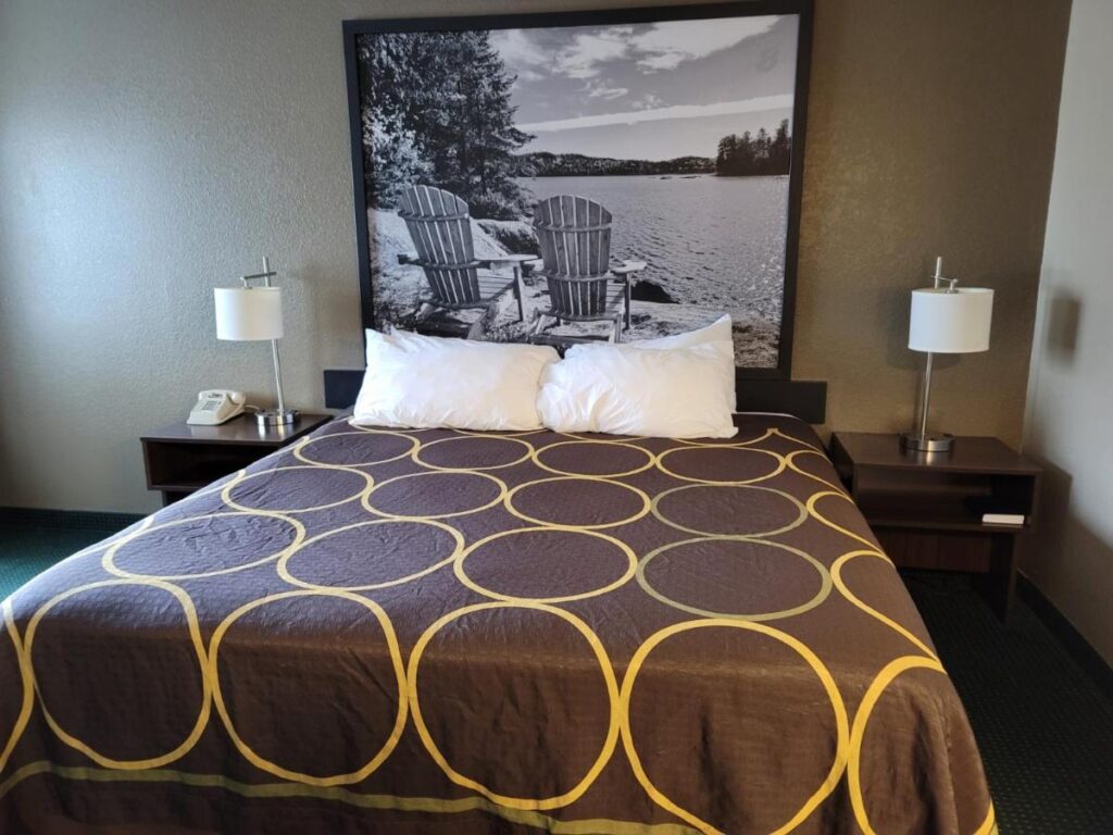 Super 8 by Wyndham Ionia MI - Image 3
