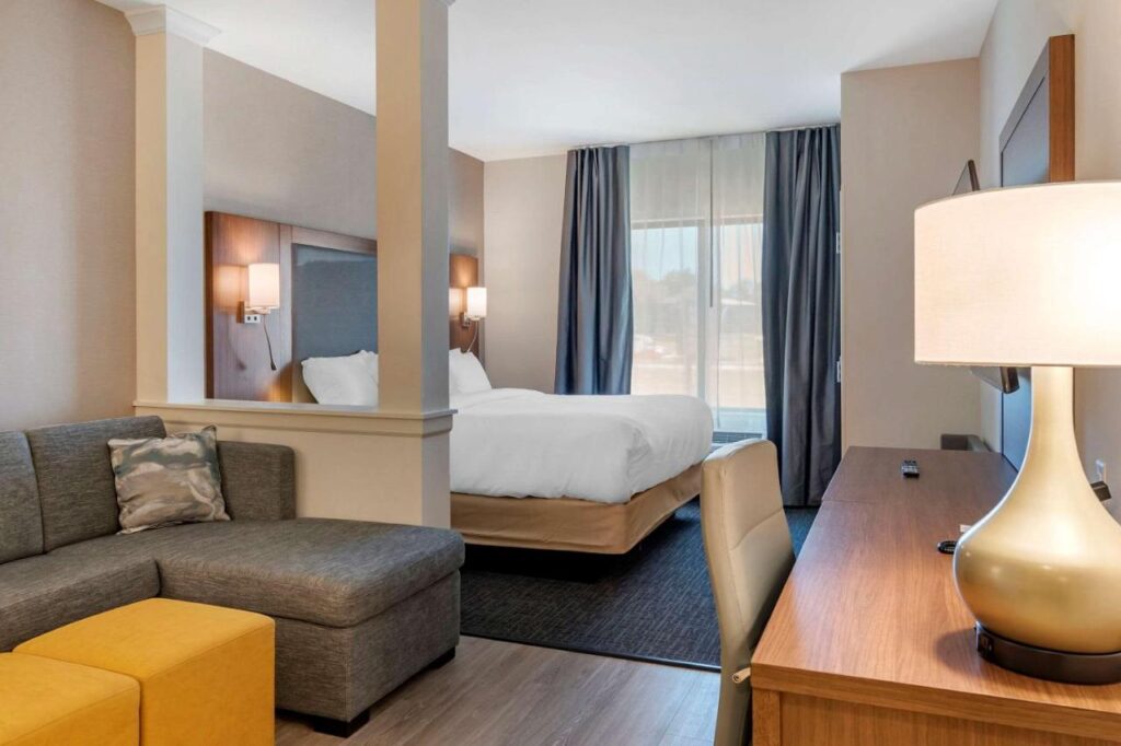 Comfort Suites Grandview - Kansas City - Image 3