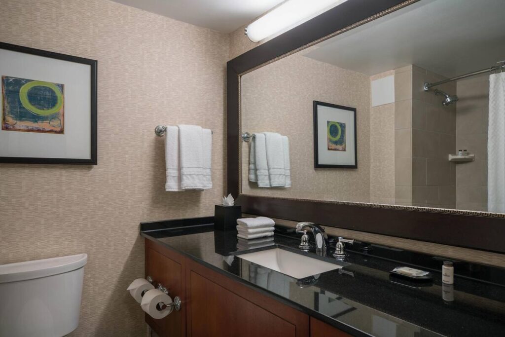 Sheraton Kansas City Hotel at Crown Center - Image 4