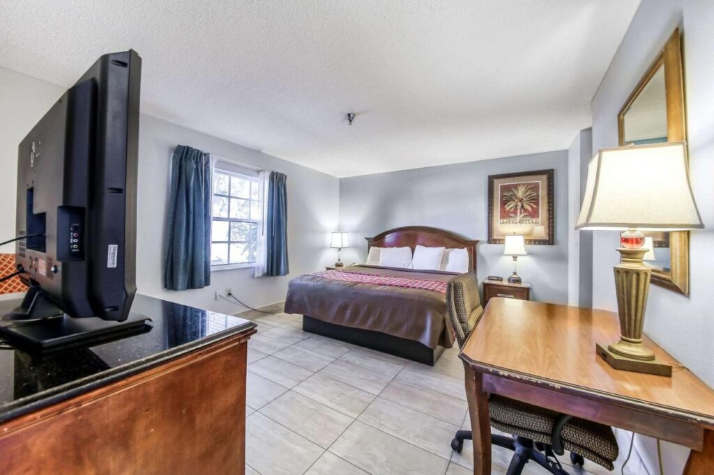 Rodeway Inn & Suites Haines City - Winter Haven - Image 4