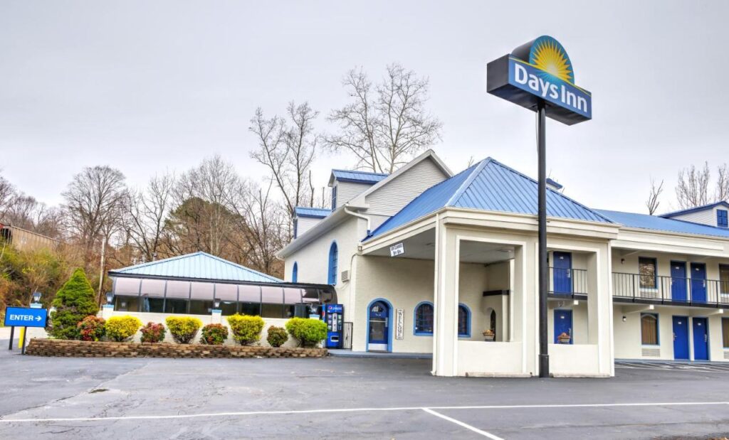 Days Inn by Wyndham Harriman - Image 1