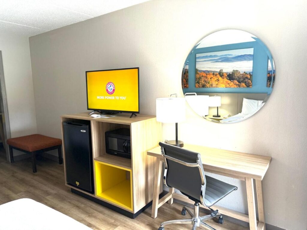 Days Inn by Wyndham Harriman - Image 2