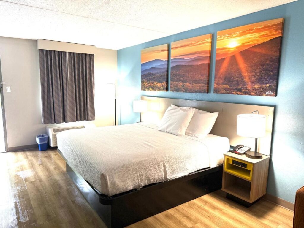 Days Inn by Wyndham Harriman - Image 3