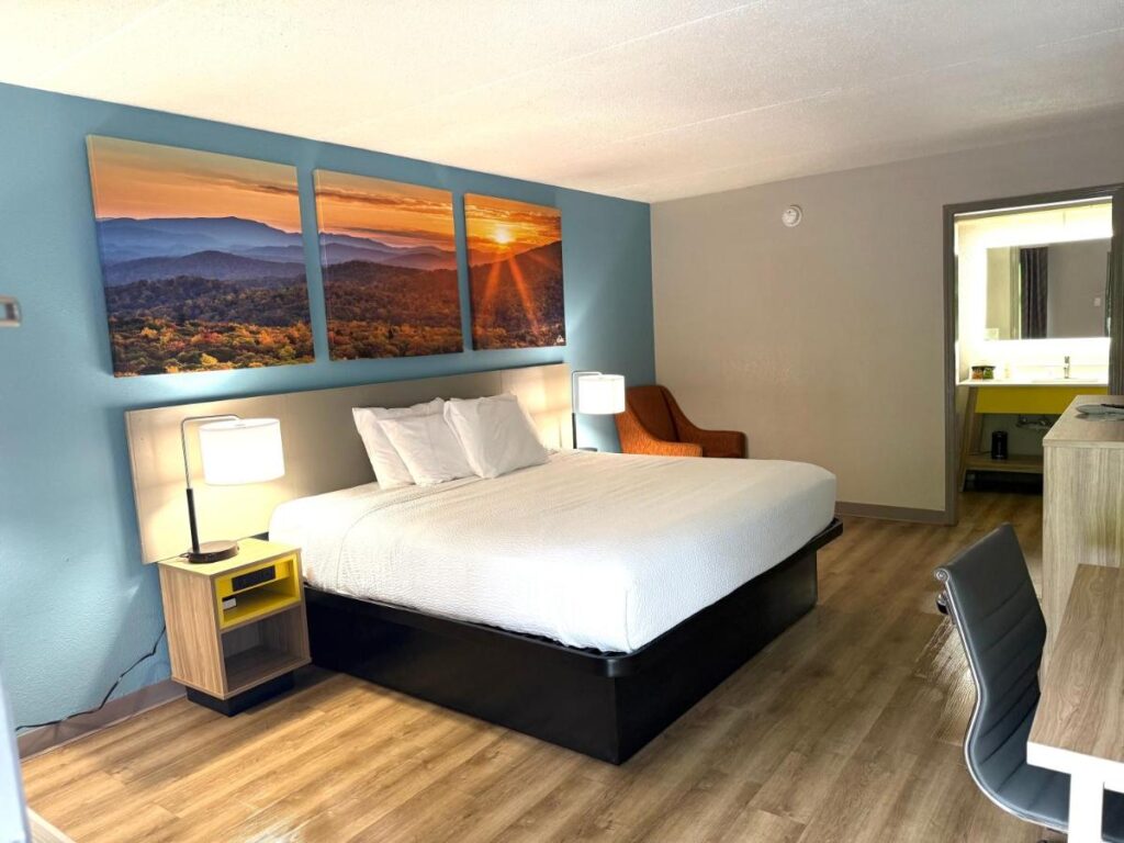 Days Inn by Wyndham Harriman - Image 6