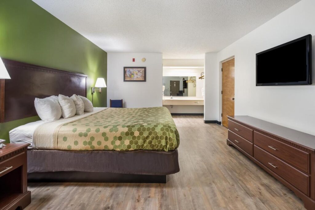 Econo Lodge Inn & Suites Knoxville East - Image 2