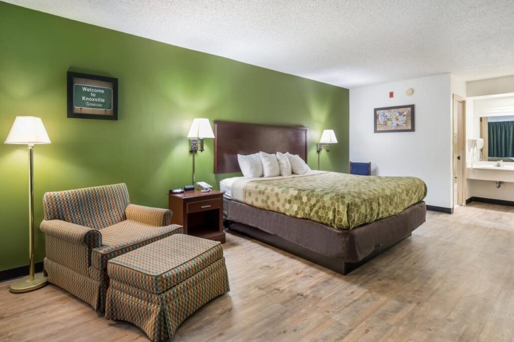 Econo Lodge Inn & Suites Knoxville East - Image 3