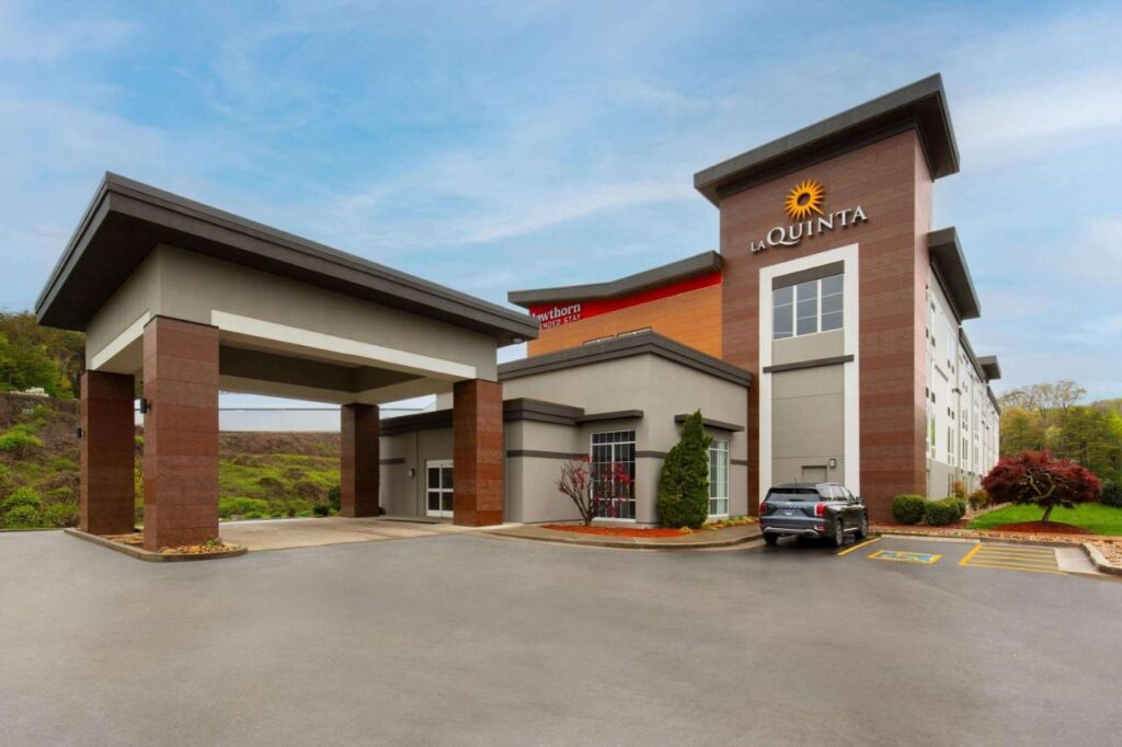 La Quinta by Wyndham Knoxville Central Papermill - Image 1