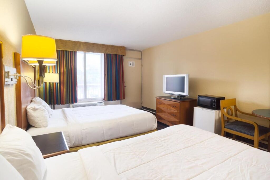OYO Hotel Harriman near I-40 - Image 4