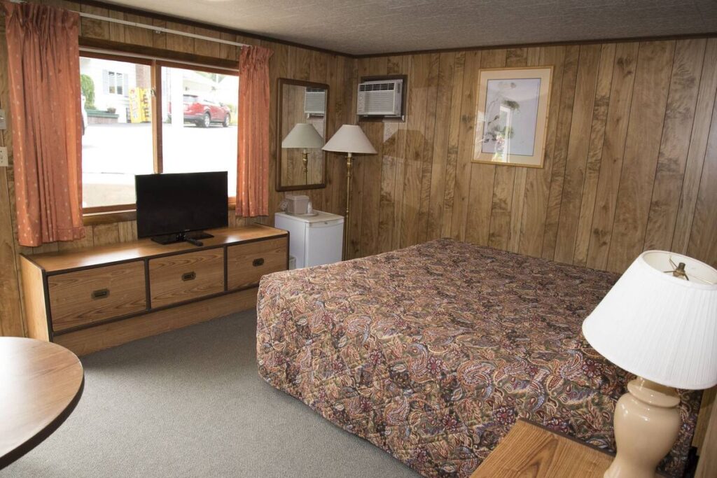 Brookside Motel & Cabins - Image 3