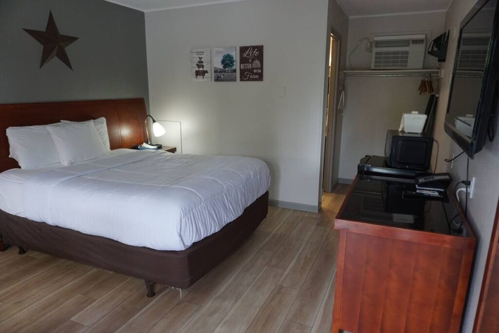 Harvest Drive Family Inn - Renovated Rooms - Image 2