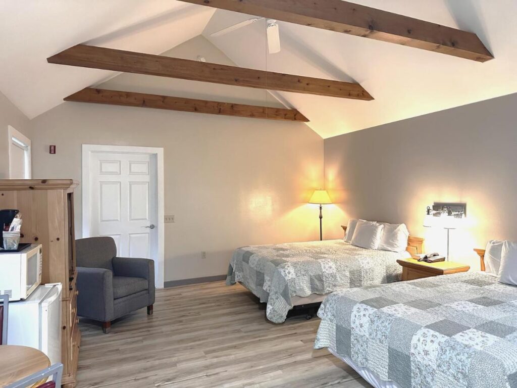 Spruce Lane Lodge and Cottages - Image 1