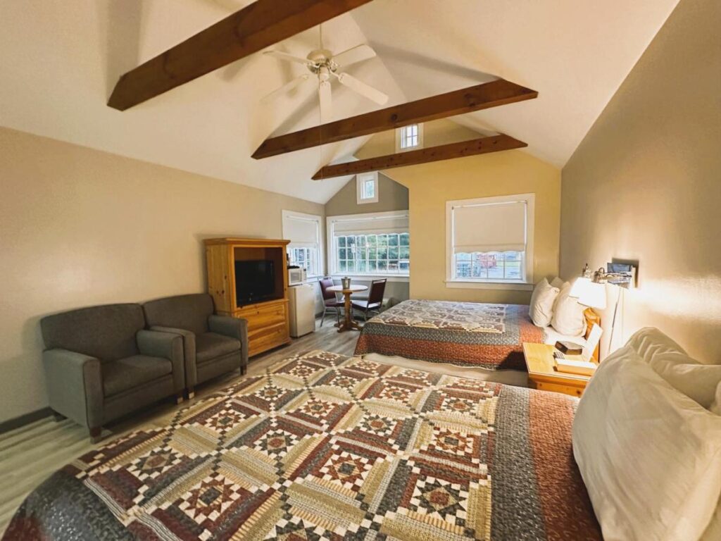 Spruce Lane Lodge and Cottages - Image 2