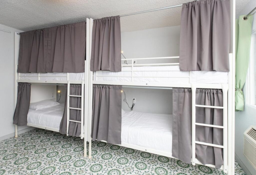 Bungalows Hostel - Image 2