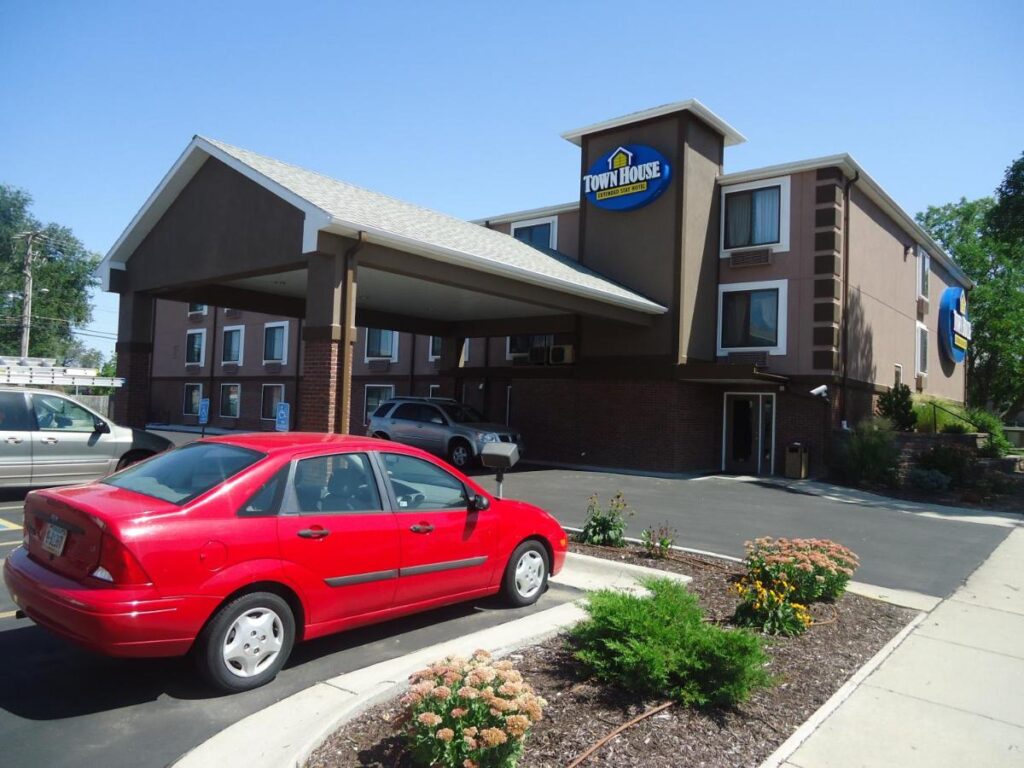 TownHouse Extended Stay Hotel Downtown - Image 1