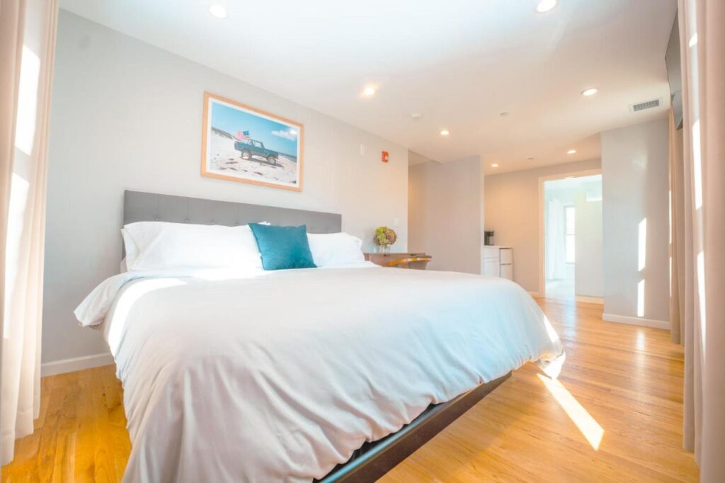 Hampton Bays Hotel On Main - Image 2