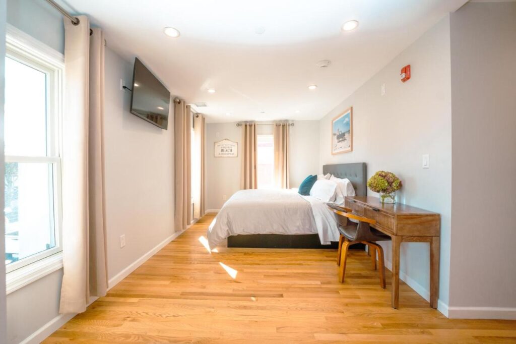 Hampton Bays Hotel On Main - Image 3