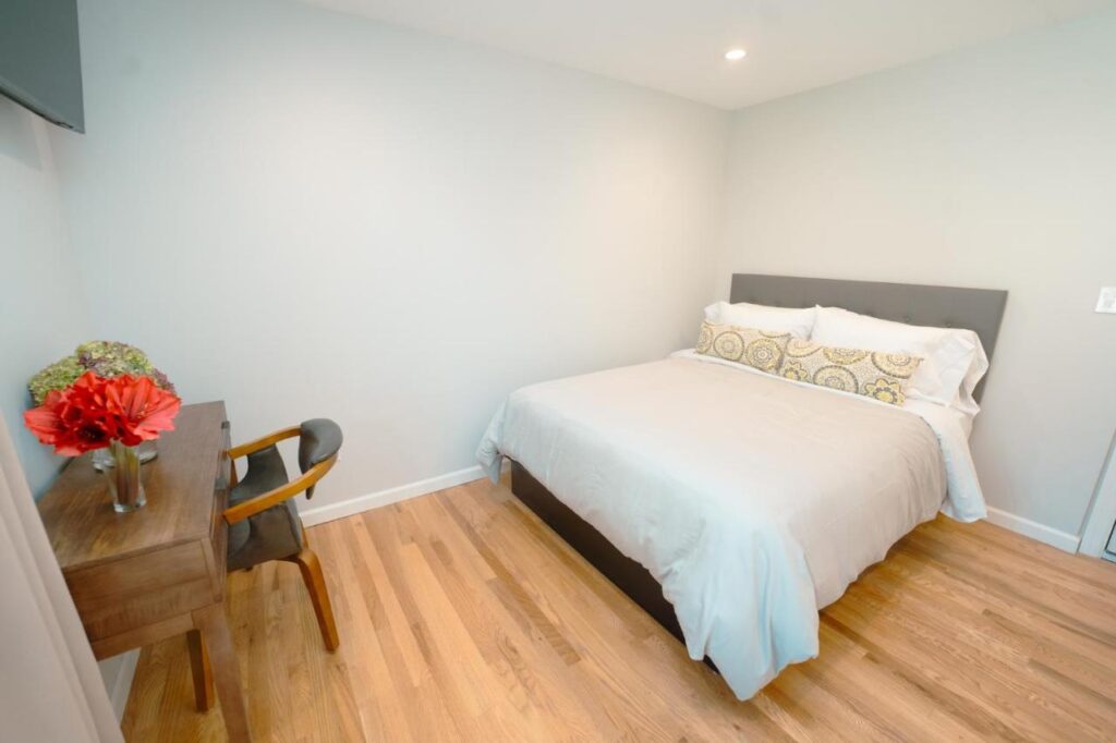 Hampton Bays Hotel On Main - Image 4