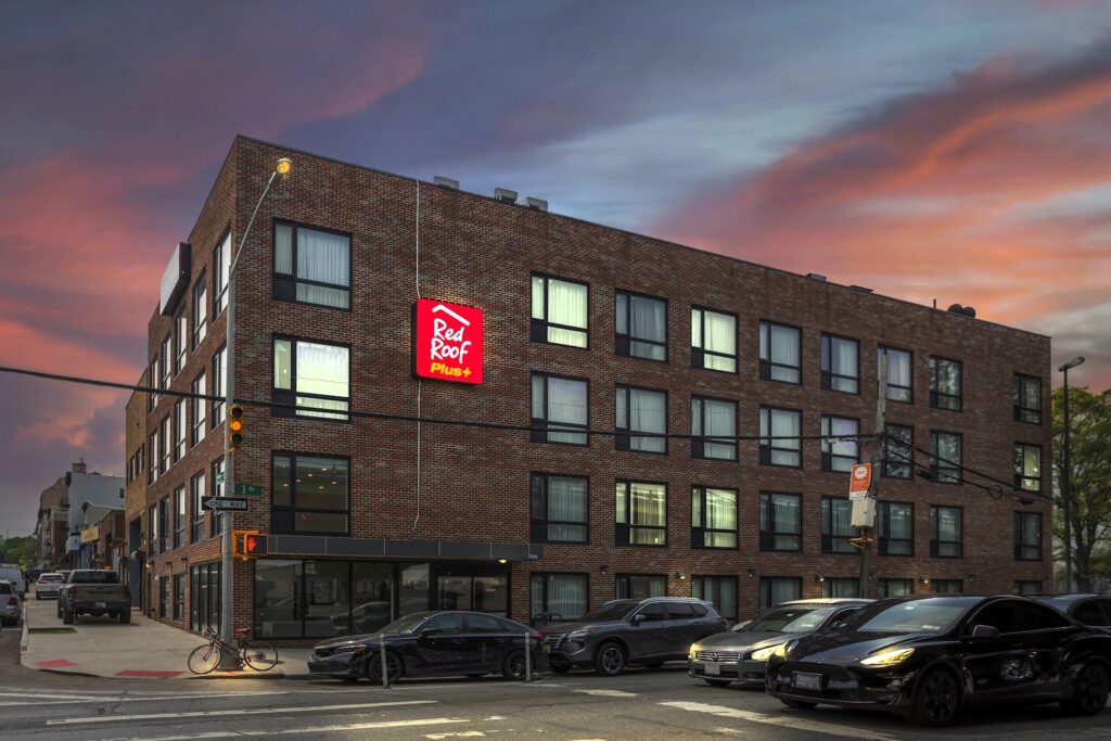 Red Roof PLUS Brooklyn - 3rd Ave - Image 5