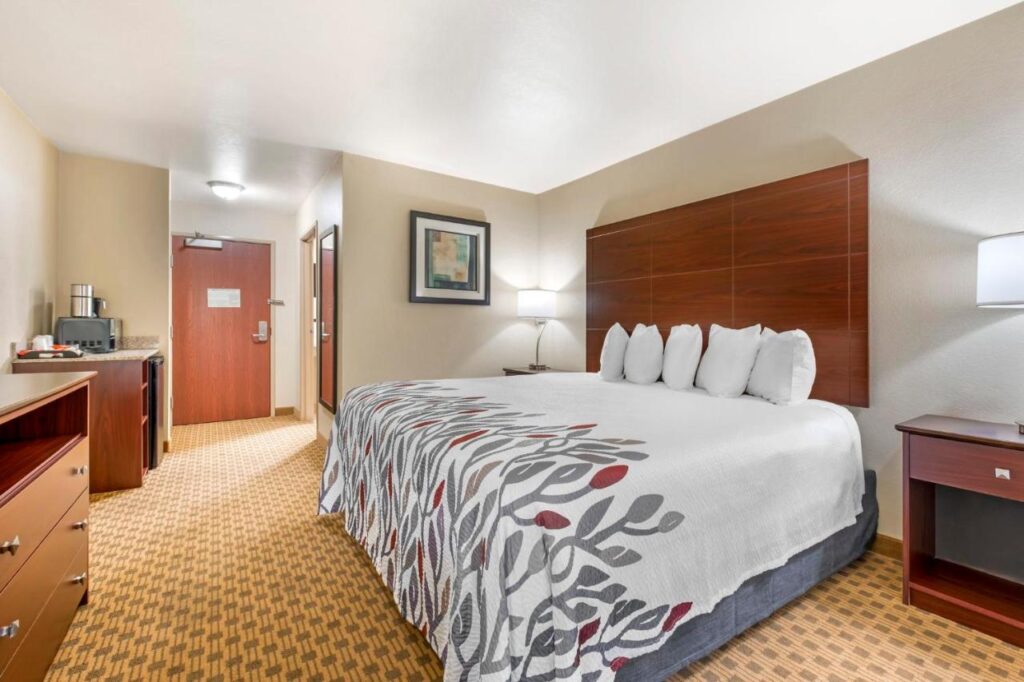 Red Roof Inn Charlestown - Image 2