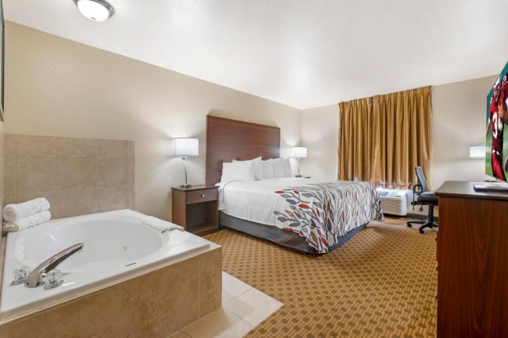 Red Roof Inn Charlestown - Image 4