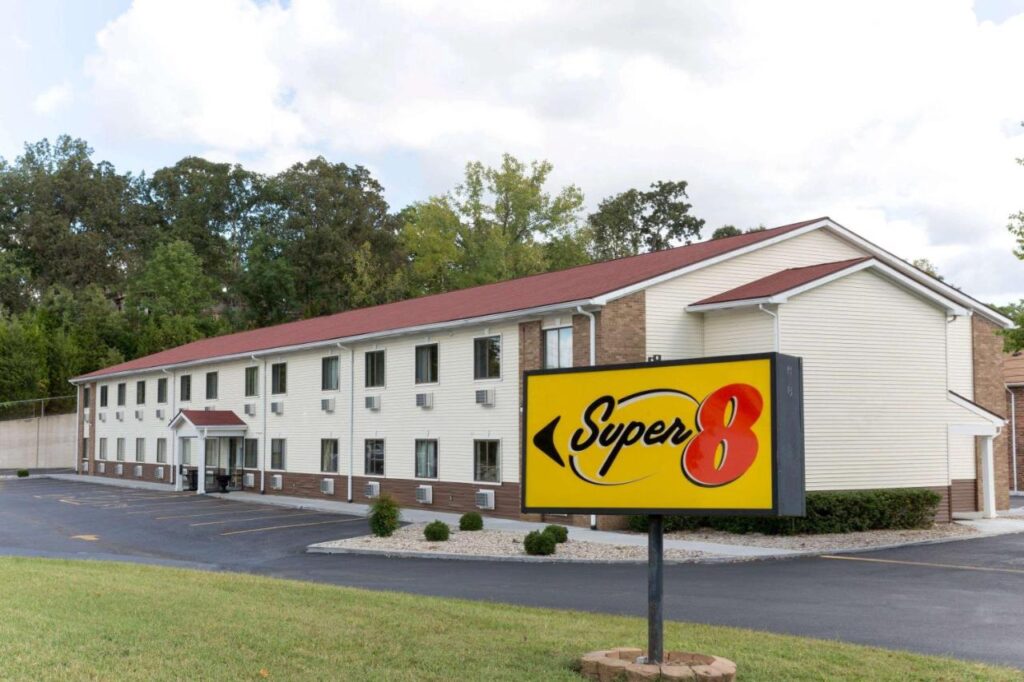 Super 8 by Wyndham Radcliff Ft. Knox Area - Image 1