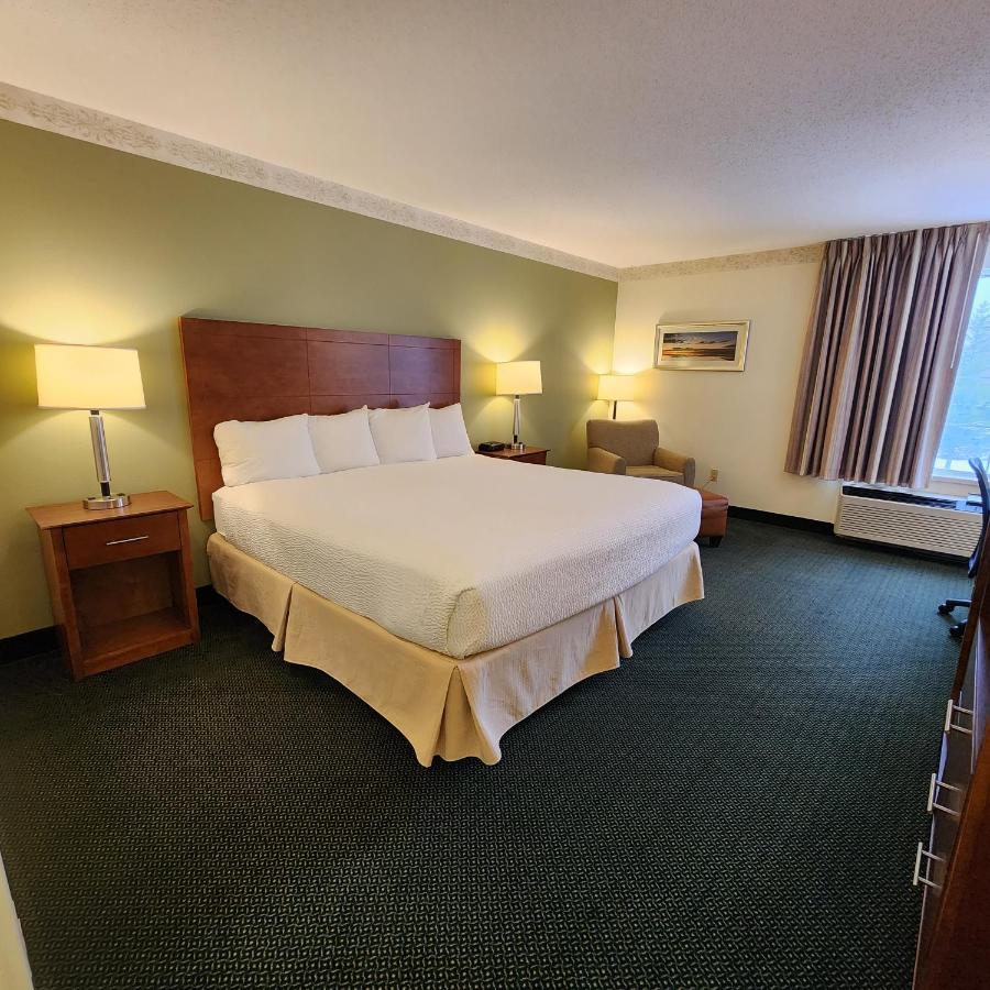 Baymont by Wyndham Mackinaw City - Image 2