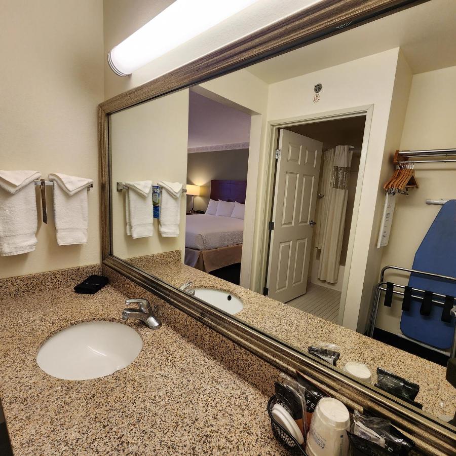 Baymont by Wyndham Mackinaw City - Image 3