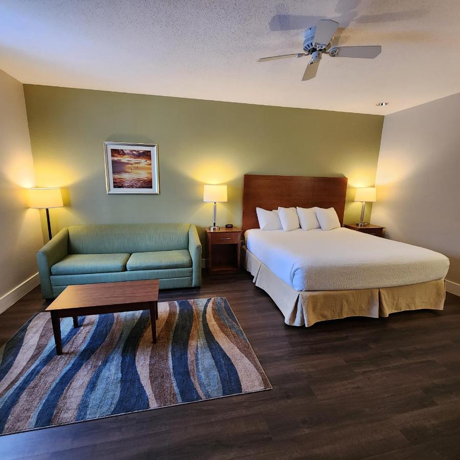 Baymont by Wyndham Mackinaw City - Image 4