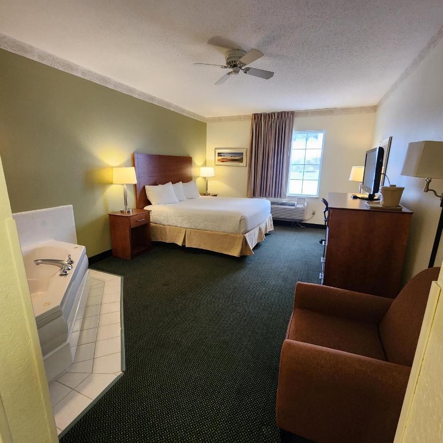 Baymont by Wyndham Mackinaw City - Image 6