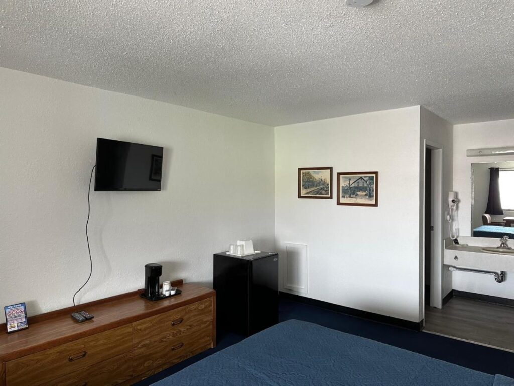 Bayside Inn - Image 1