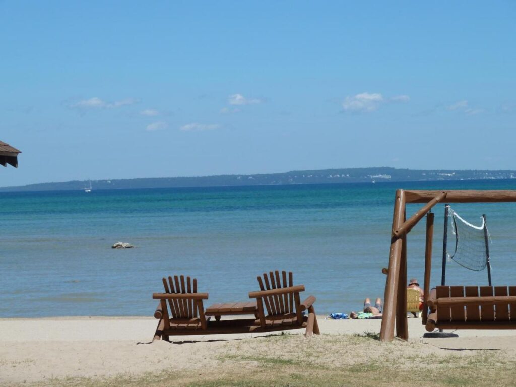 Beach House Lakeside Cottages - Image 2