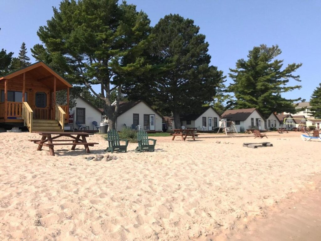 Beach House Lakeside Cottages - Image 3