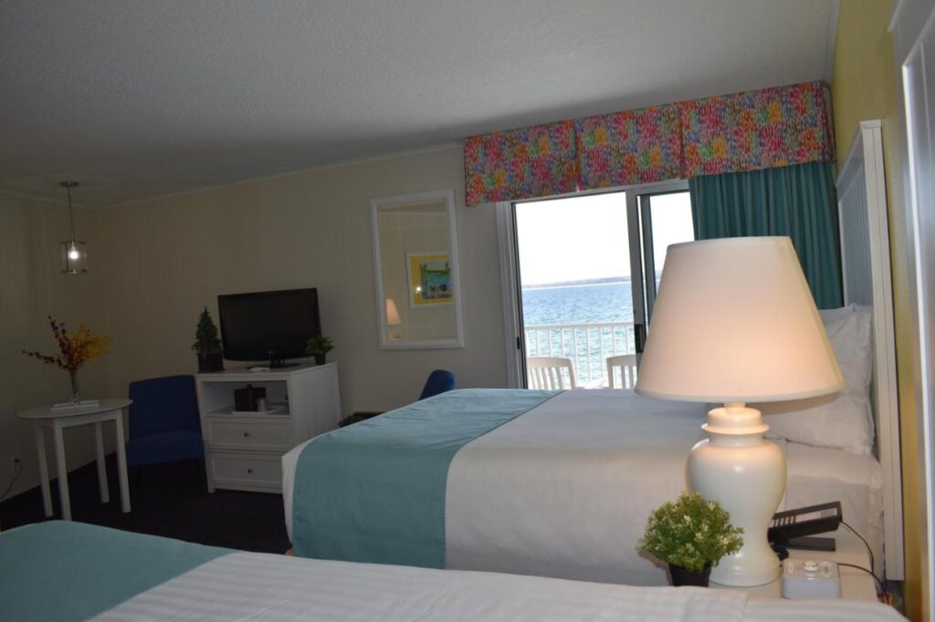 Breakers Resort - Lakeside - Image 2