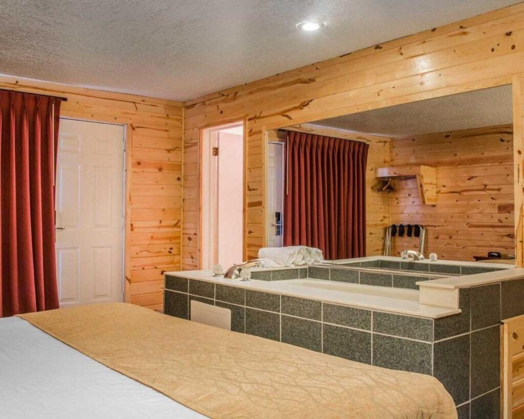 Cabins of Mackinac & Lodge - Image 5