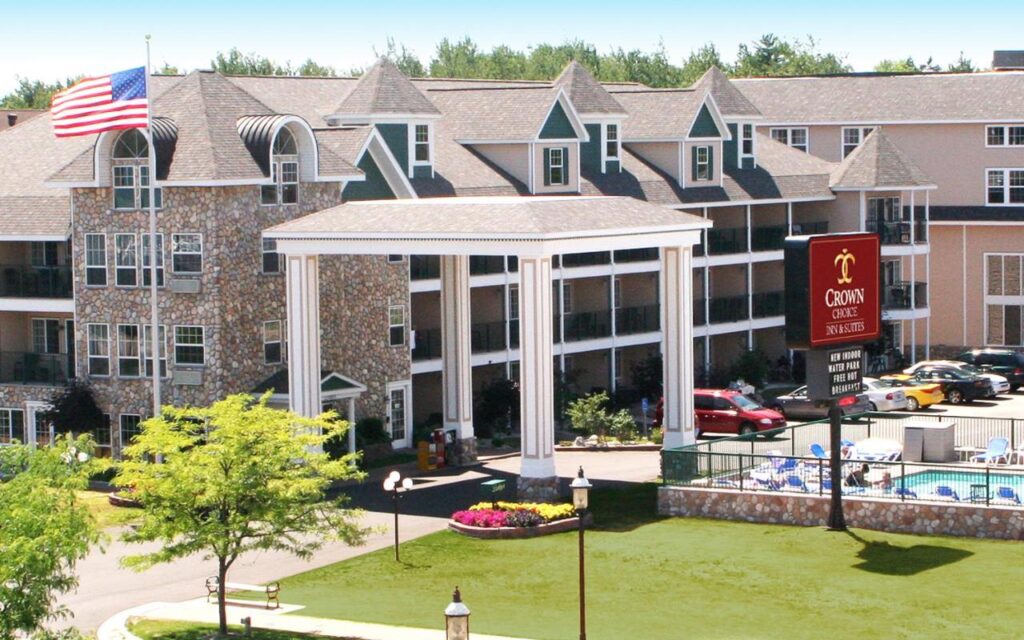 Crown Choice Inn & Suites Lakeview and Waterpark - Image 1