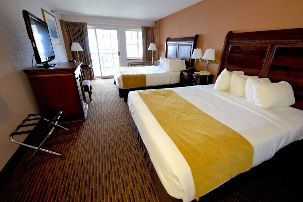 Crown Choice Inn & Suites Lakeview and Waterpark - Image 2