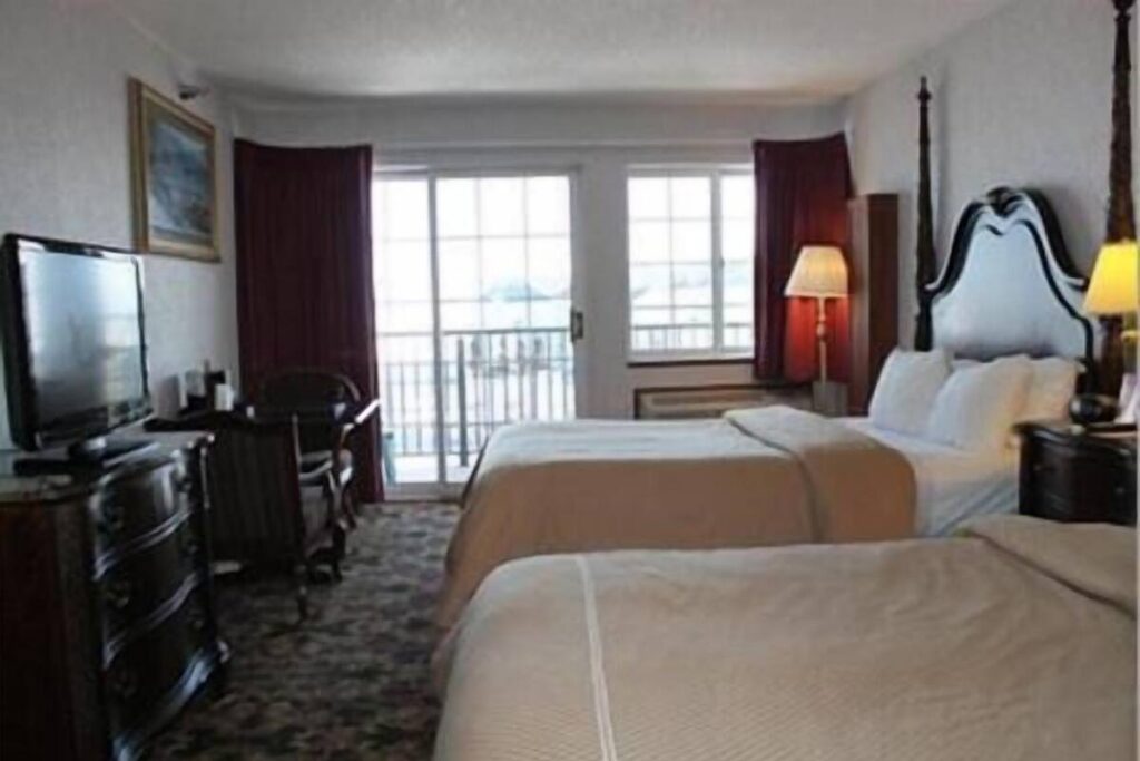 Crown Choice Inn & Suites Lakeview and Waterpark - Image 6