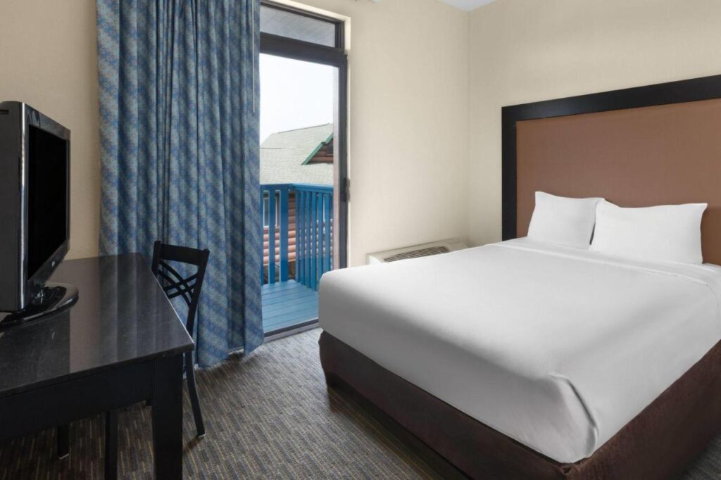 Days Inn by Wyndham Mackinaw City - Bridgeview Area - Image 2